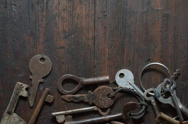 Ahşap Masa Üzerinde Vintage Anahtar — Stok fotoğraf