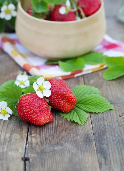 Fragole Tavolo Legno — Foto Stock