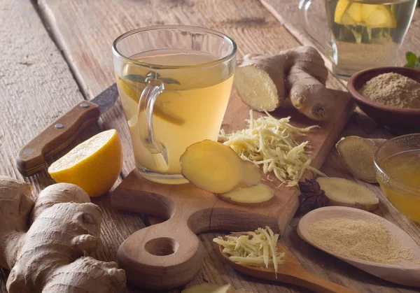 Ahşap bir masa zencefil çayı