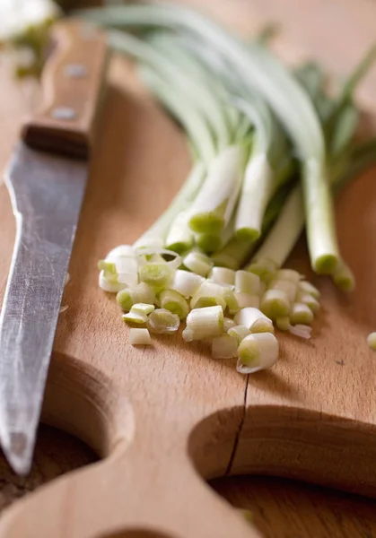 Green Onions Wooden Table — Stock Photo, Image