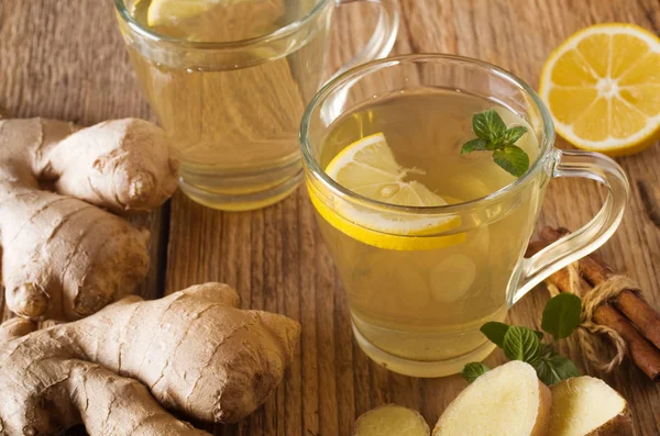 Ahşap bir masa zencefil çayı