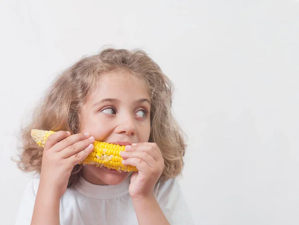 Jovem Garota Engraçada Comendo Milho Cozido — Fotografia de Stock