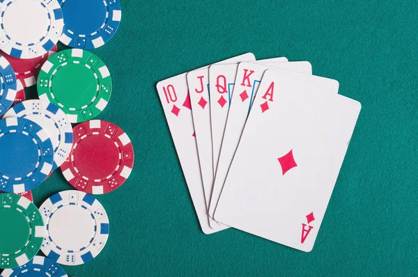 Yeşil Zemin Üzerine Poker Fişleri — Stok fotoğraf