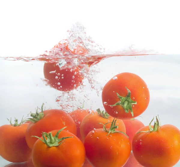 Ντομάτα Πτώση Splash Water Φούσκα — Φωτογραφία Αρχείου