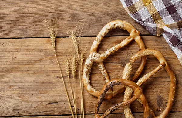 Bretzels Sfondo Legno — Foto Stock