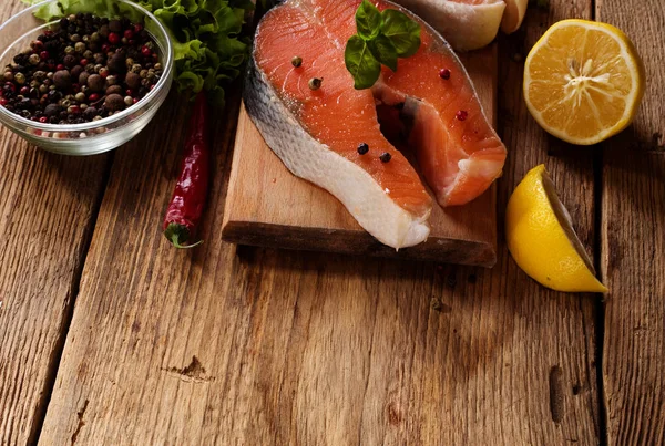 Lachs Auf Holz Hintergrund — Stockfoto