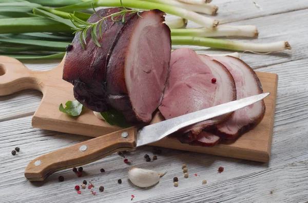 Gerookte Ham Houten Achtergrond — Stockfoto