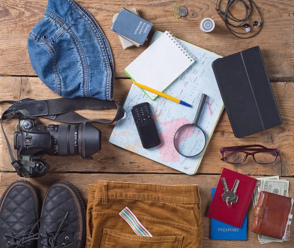 Mannelijke Reizen Instellen Een Houten Tafel — Stockfoto