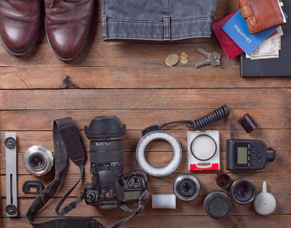 Viagem Masculina Definida Uma Mesa Madeira — Fotografia de Stock