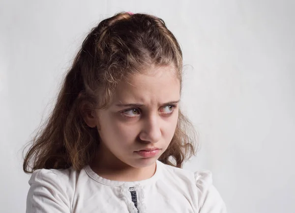 Porträt Eines Traurigen Mädchens Auf Grauem Hintergrund — Stockfoto