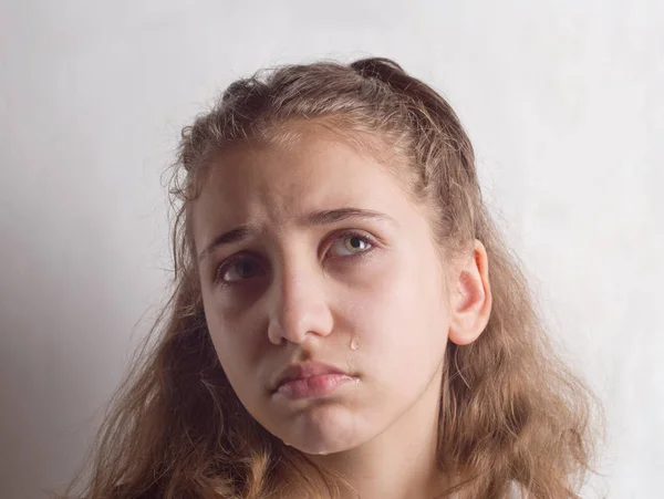 Portret Van Een Verdrietig Meisje Een Grijze Achtergrond — Stockfoto