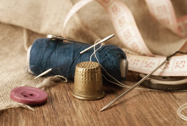 Thimble Needles Sewing Close Background Thread Spools Macro — Stock Photo, Image