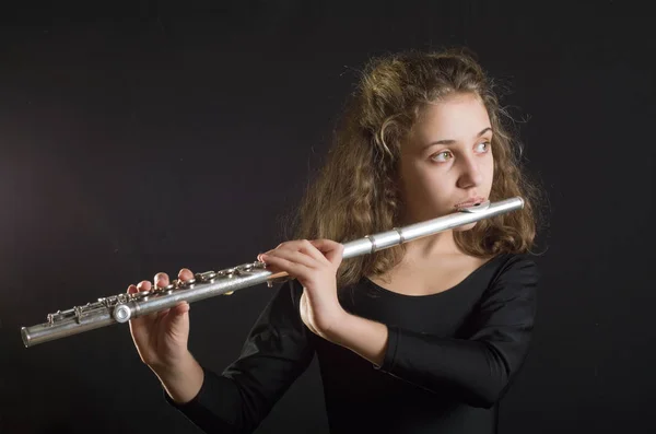 Menina Tocando Flauta Contra Fundo Escuro — Fotografia de Stock