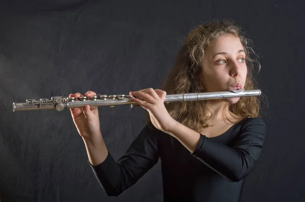 Menina Tocando Flauta Contra Fundo Escuro — Fotografia de Stock