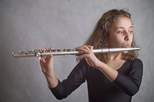 Menina Tocando Flauta Fundo Cinza — Fotografia de Stock