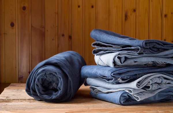 Blue Jeans Auf Braunem Holzhintergrund — Stockfoto