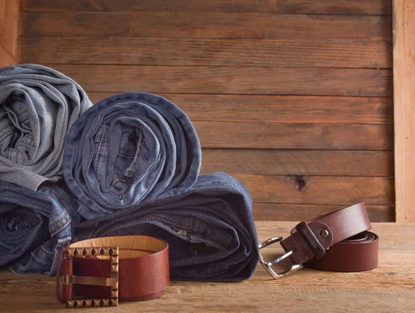 Blue Jeans Een Bruin Houten Achtergrond — Stockfoto