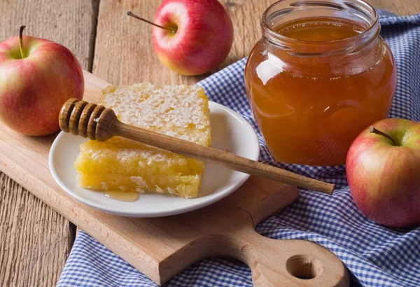 Honigglas Mit Löffel Auf Einem Holztisch — Stockfoto