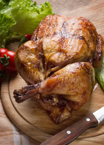 Ολόκληρο Ψητό Κοτόπουλο Λαχανικά Στο Ξύλινο Τραπέζι — Φωτογραφία Αρχείου