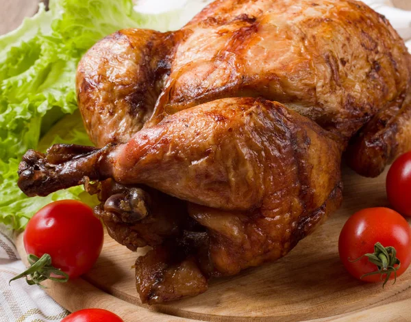 Sebze, ahşap masa ile bütün kavrulmuş tavuk