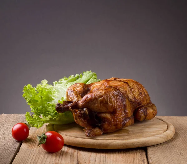 Egész Sült Csirke Zöldség Fából Készült Asztal — Stock Fotó
