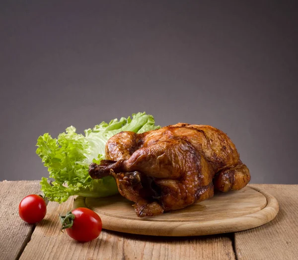 Poulet Rôti Entier Aux Légumes Sur Table Bois — Photo