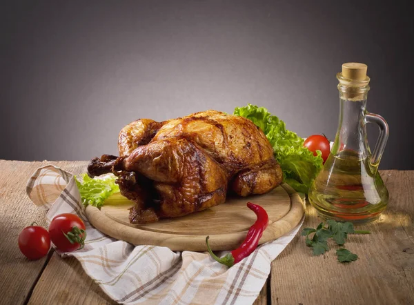 Poulet Rôti Entier Aux Légumes Sur Table Bois — Photo