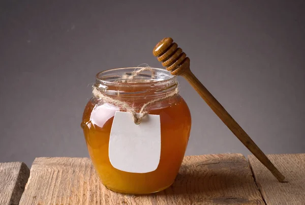 Honey Jar Dengan Dipper Atas Meja Kayu — Stok Foto