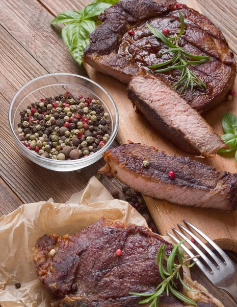 Carne Filete Parrilla Una Mesa Madera —  Fotos de Stock