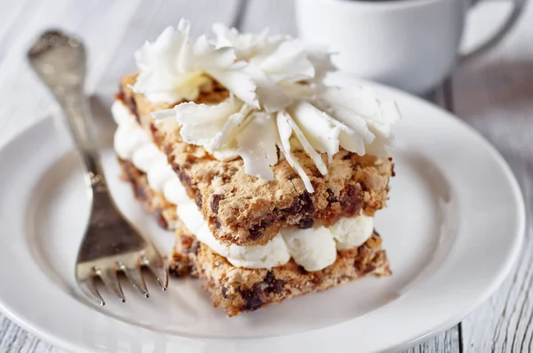 Торт Білими Шоколадними Чіпсами — стокове фото
