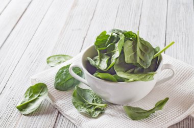 ahşap arka plan üzerinde kase ıspanak