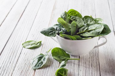 ahşap arka plan üzerinde kase ıspanak