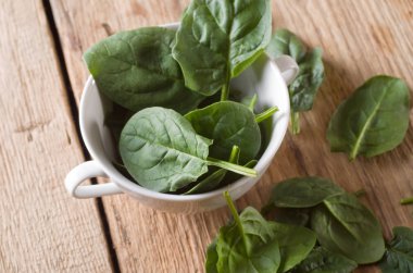 ahşap arka plan üzerinde kase ıspanak