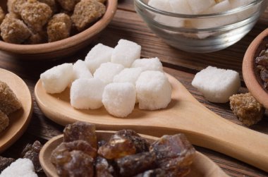 Şeker ahşap masa üzerinde çeşitli