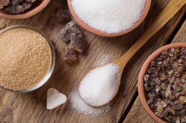 Şeker ahşap masa üzerinde çeşitli