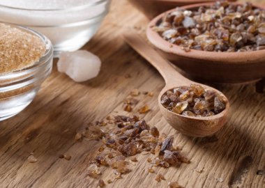 Şeker ahşap masa üzerinde çeşitli