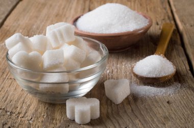 ahşap masa üzerinde beyaz şeker