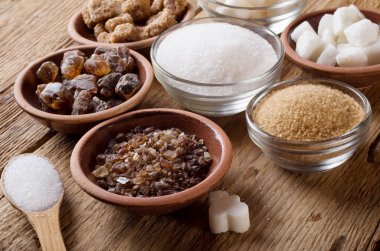 Şeker ahşap masa üzerinde çeşitli