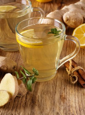 Ahşap masa zencefil çayı