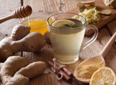 Ahşap masa zencefil çayı