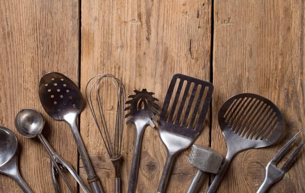 Utensílios Cozinha Antigos Fundo Madeira — Fotografia de Stock