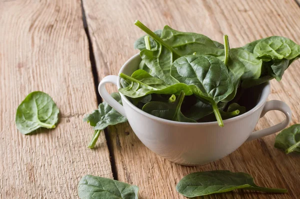 ahşap arka plan üzerinde kase ıspanak