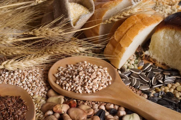 Getreidekörner Samen Bohnen Auf Holzgrund — Stockfoto