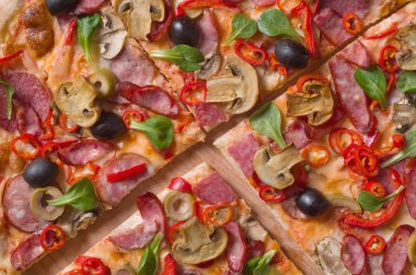 ahşap üzerine taze pizza