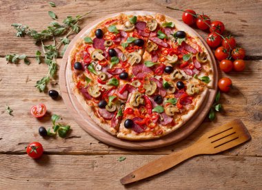 ahşap üzerine taze pizza