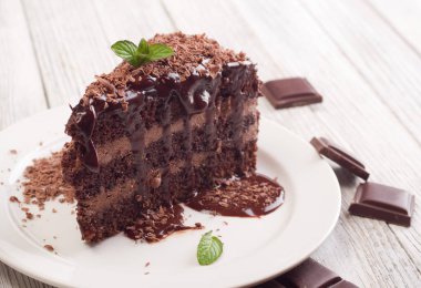 Lezzetli çikolatalı pasta plaka üzerinde