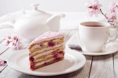 Pembe pasta plaka üzerinde