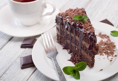 Lezzetli çikolatalı pasta plaka üzerinde