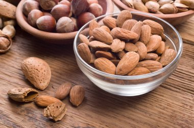 fıstık ben ahşap bir masa üzerinde