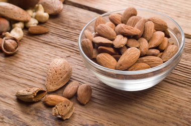 fıstık ben ahşap bir masa üzerinde